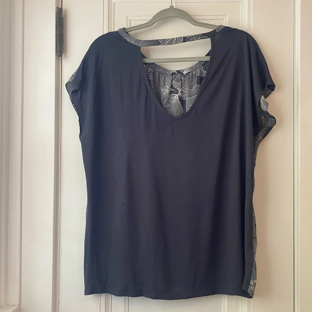 Loft slate gray modern floral bar back tee top blouse mixed media L - Picture 4 of 4